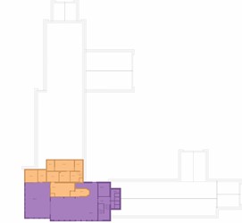 <p>Plattegrond van de verdieping van gebouw 2 met in kleur de verschillende functies van de bouwdelen. Het noorden is links. Paars: officiersmess, oranje: dienstvertrekken. </p>
